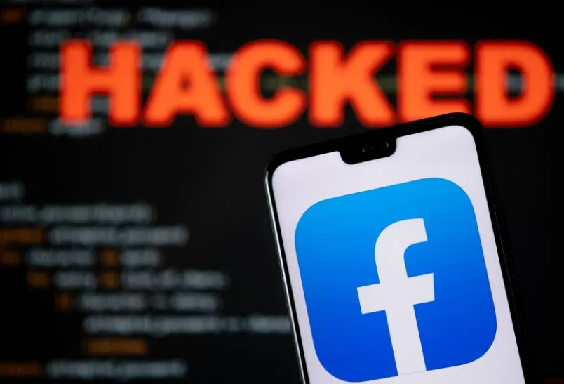 osoba panikująca przy komputerze, zhakowane konto facebook