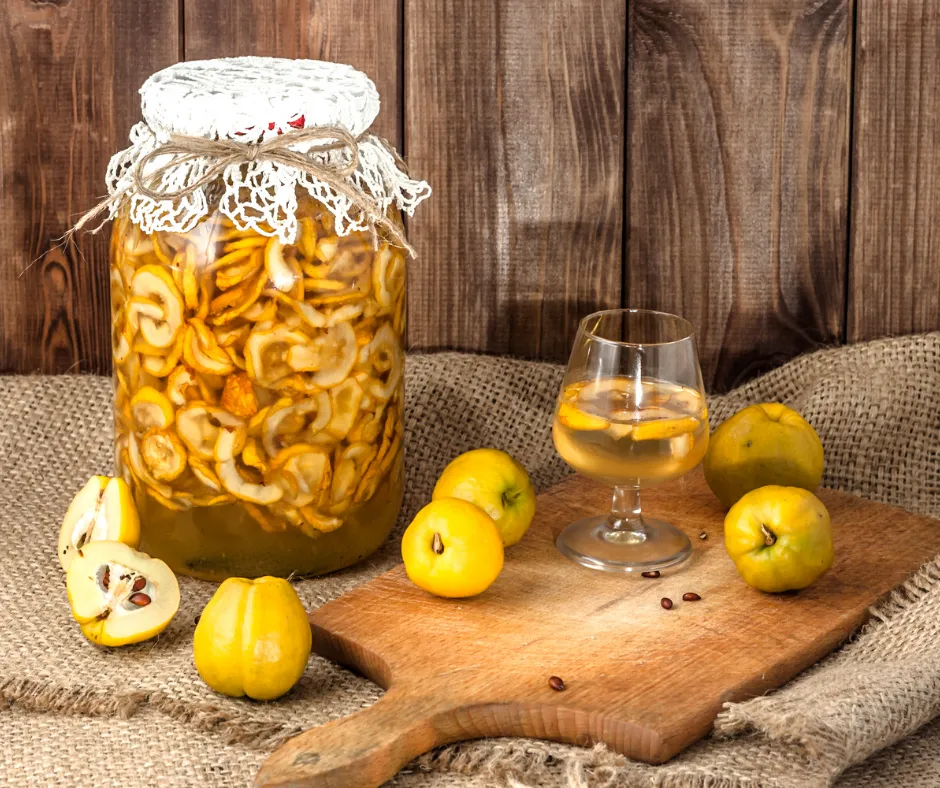 owoce pigwy po nalewce w słoiku