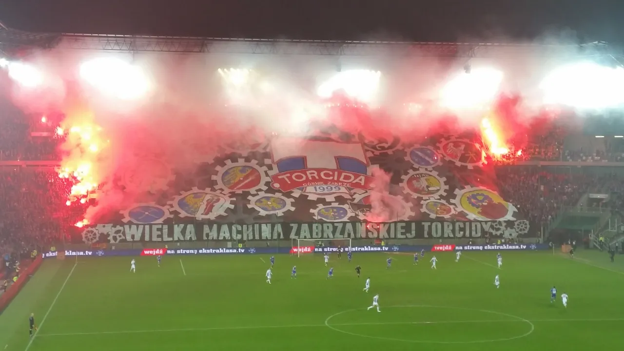 Piłka nożna derby stadion kibice atmosfera