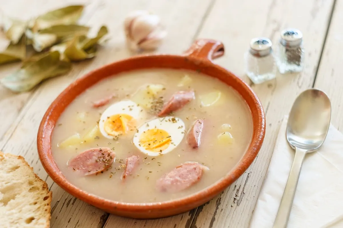 Żur z jajkiem i kiełbasą, doprawiony majerankiem i czosnkiem. Idealne przyprawy do żuru podkreślają jego smak.