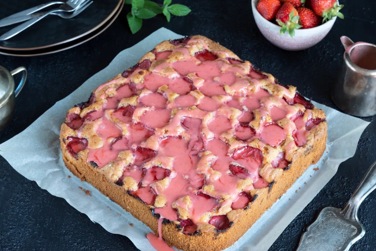 upieczone ciasto z lukrem i owocami