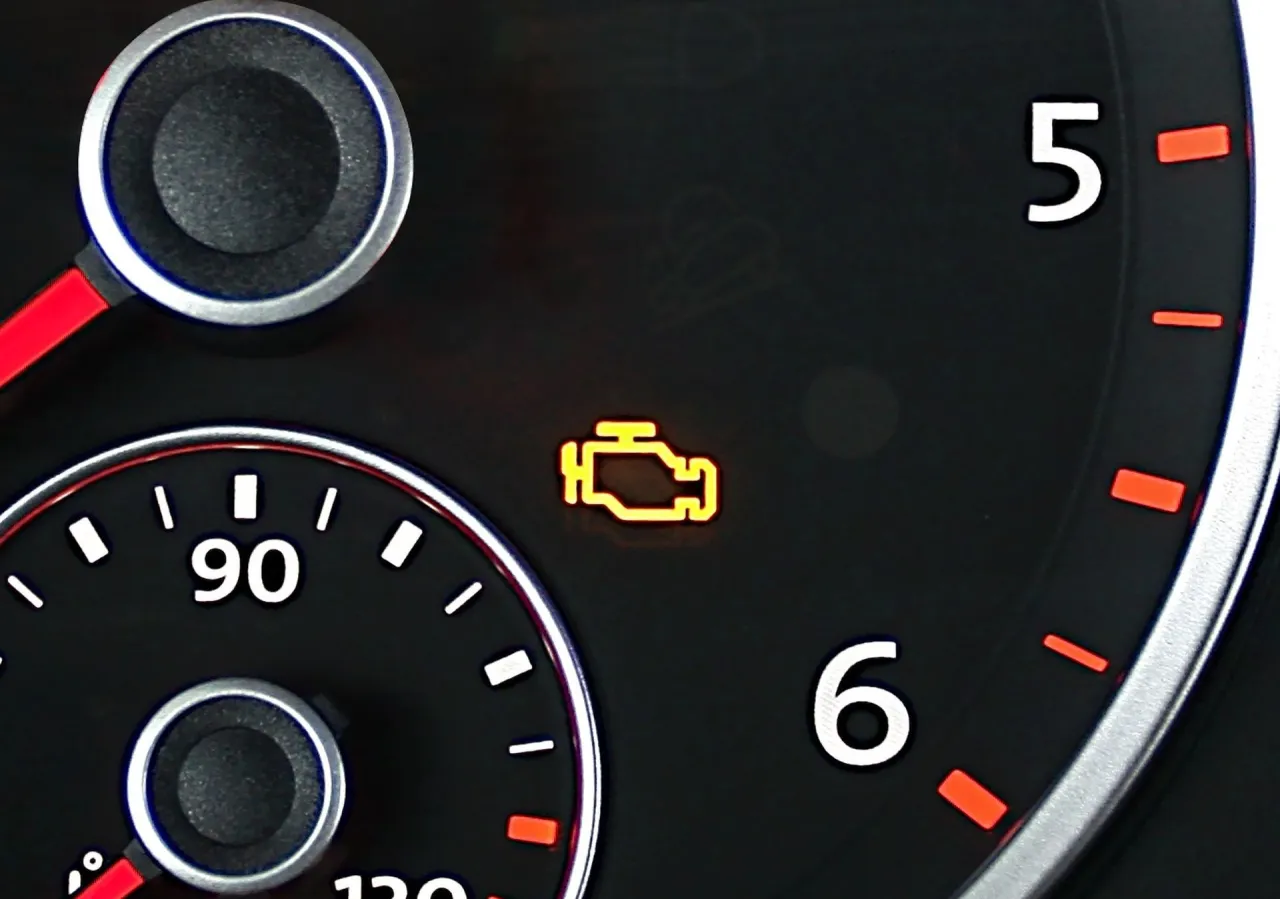 Żółta kontrolka silnika na desce rozdzielczej. Czas sprawdzić sondę lambda.