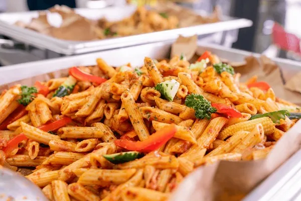 platos de pasta variados y coloridos en una mesa
