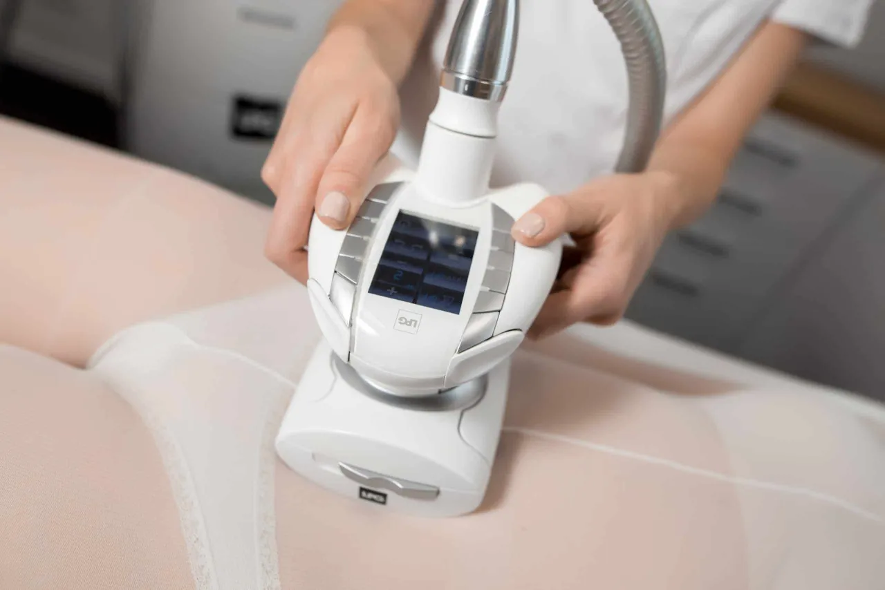 Dłonie trzymające głowicę urządzenia LPG do endermologii. Czy to endermologia Alliance czy iCoone?