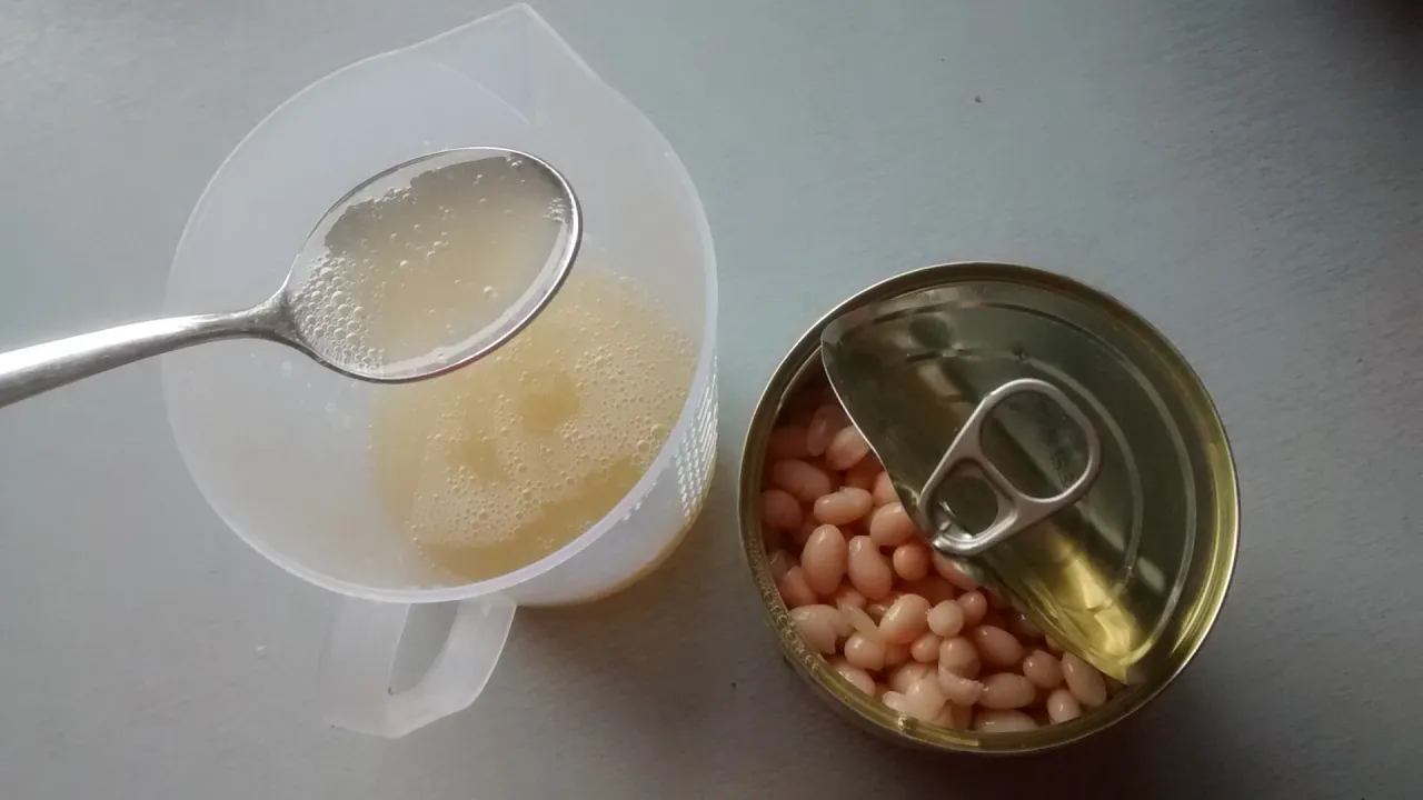 Nieuubita aquafaba w misce