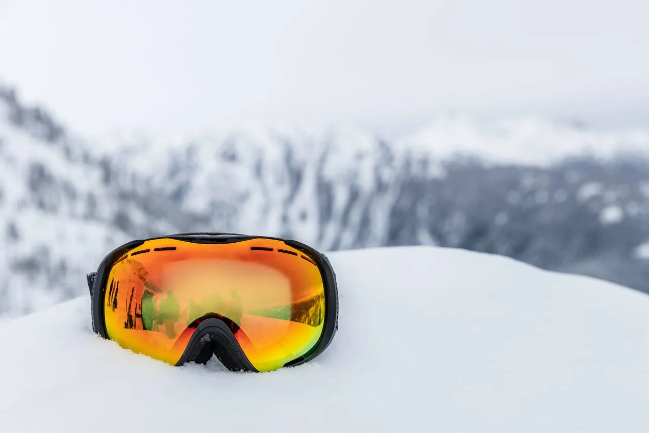 Porównanie technologii szyb w goglach narciarskich