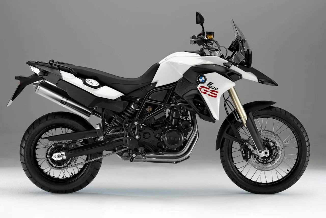 Biały motocykl BMW F 800 GS z czarnymi akcentami, gotowy na przygodę.