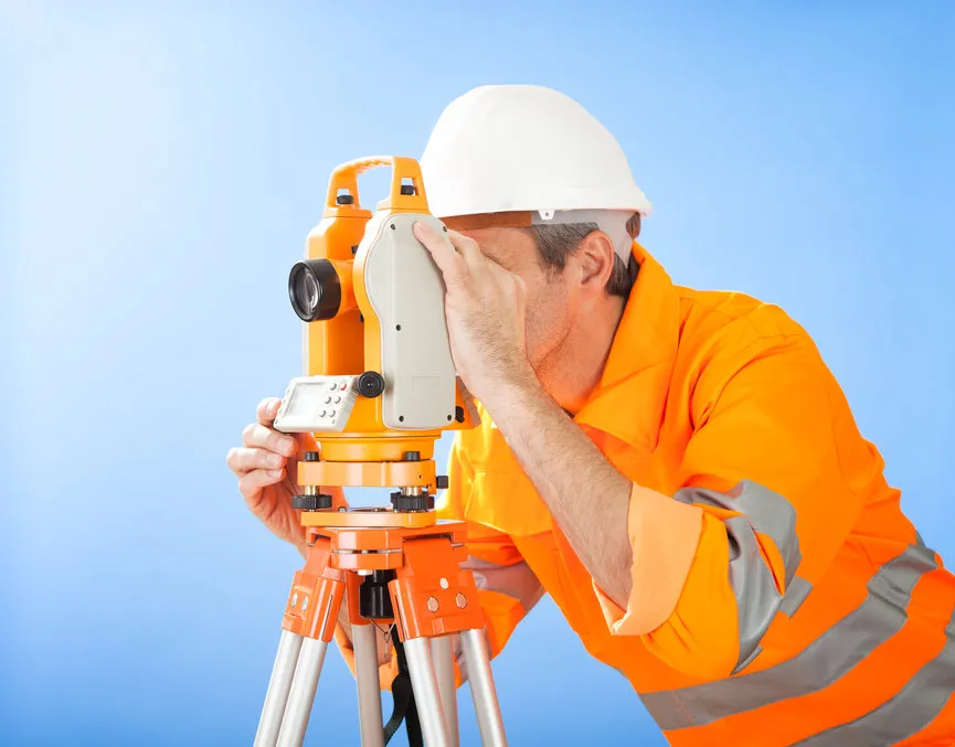geodeta w terenie z teodolitem