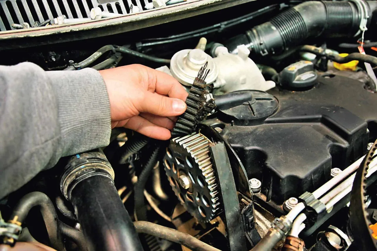 Mechanik samochodowy wymieniający pasek rozrządu