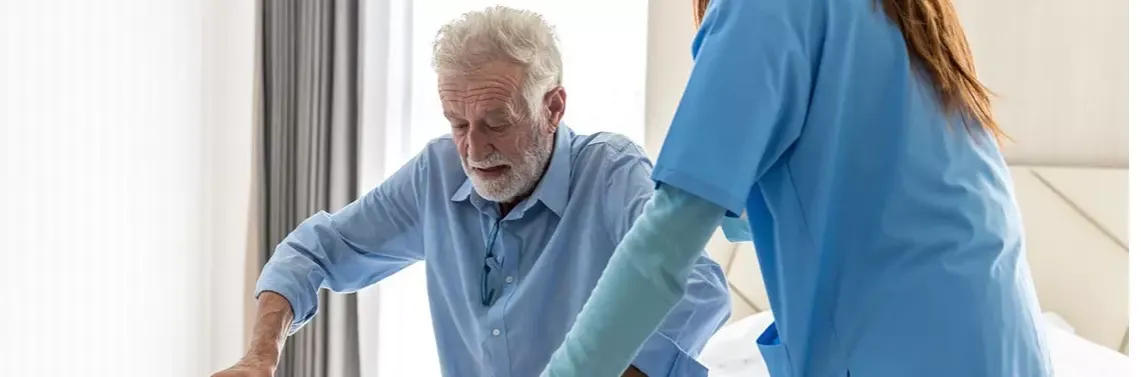 senior w szpitalu, wezwanie pogotowia, lekarz bada seniora