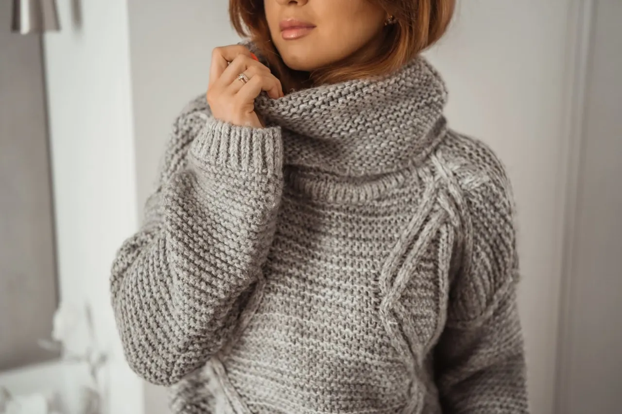 Różne fasony długich swetrów na modelkach