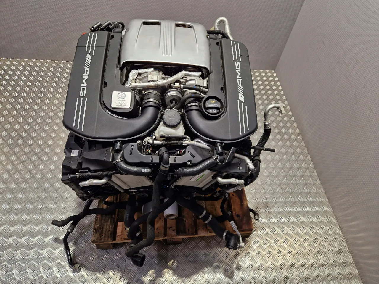 Potężny silnik V8 AMG z Mercedes-Benz E63 AMG, gotowy do montażu.