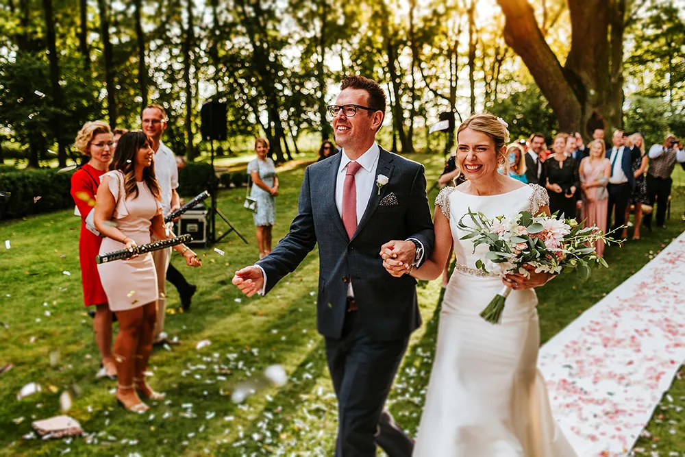 para młoda rozmawiająca z fotografem, checklista ślubna