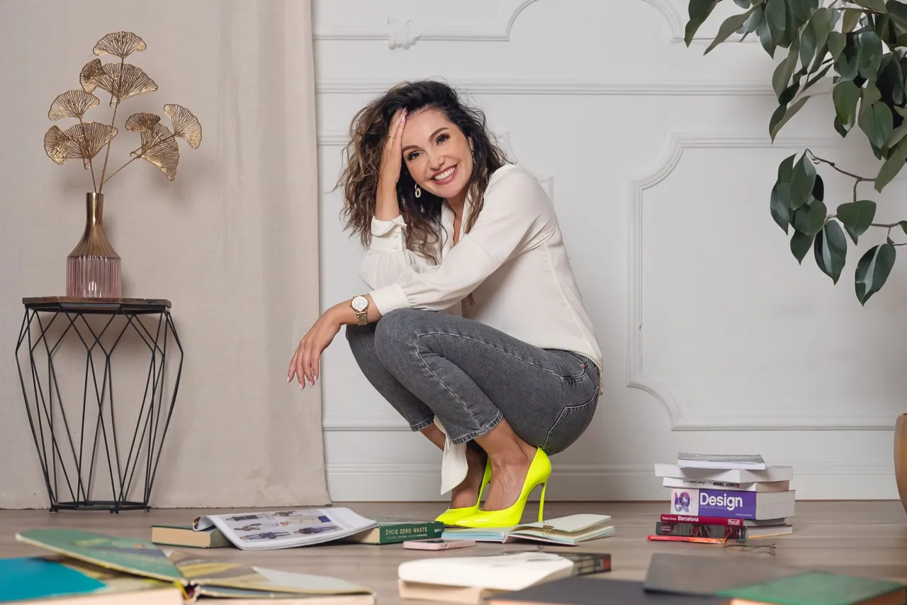 przykłady pozowania do zdjęć całej sylwetki