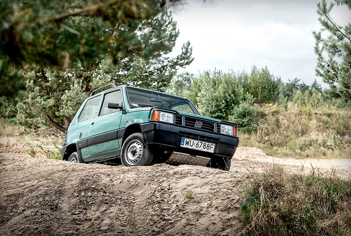 Fiat Panda I generacji na tle włoskiego krajobrazu