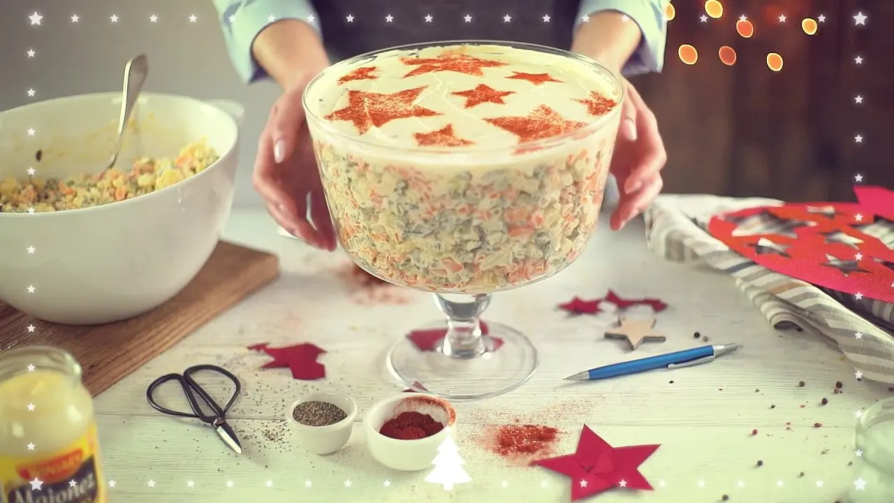 świąteczne dekoracje sałatki jarzynowej, wielkanocna sałatka jarzynowa, bożonarodzeniowa sałatka jarzynowa