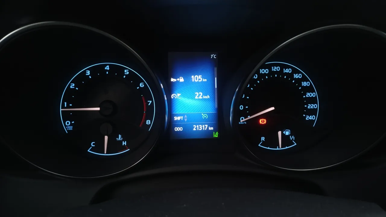 Toyota Auris wskaźnik paliwa zasięg
