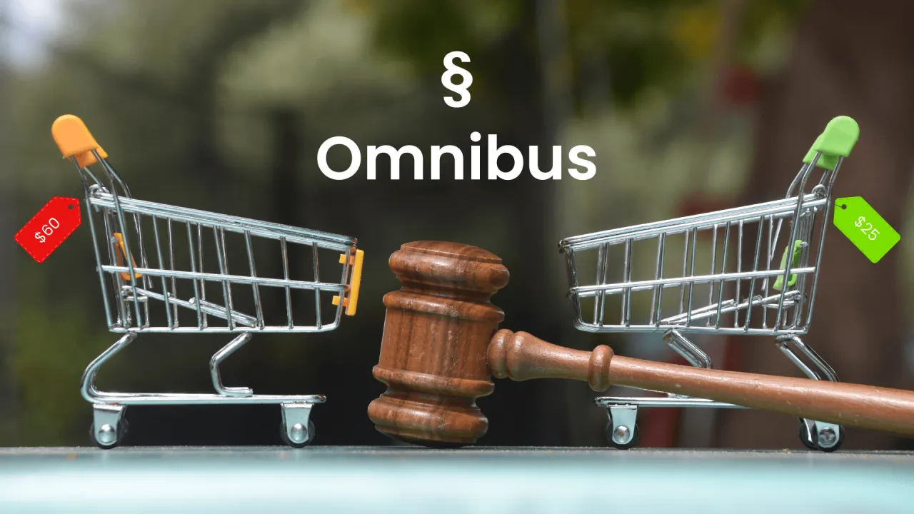 Sądowy młotek między dwoma wózkami sklepowymi symbolizuje objawy zawyżonych ocen w rankingach popularnych porównywarek cenowych.