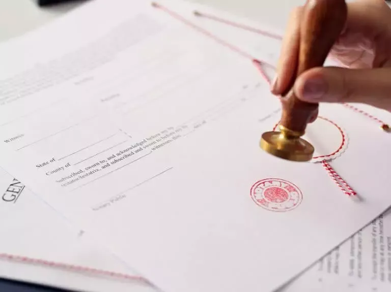 dokumenty formalności mieszkanie, pieczątki, akty notarialne