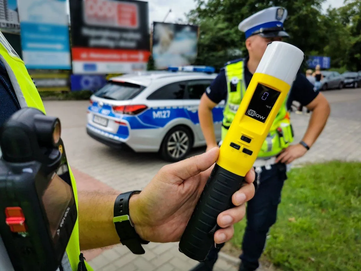 Policjant z alkomatem