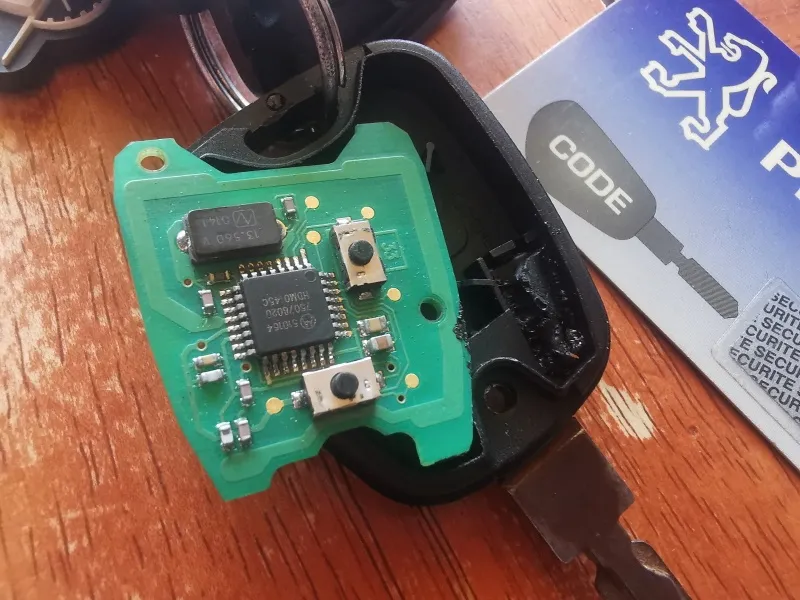 Uszkodzony pilot samochodowy, otwarty kluczyk