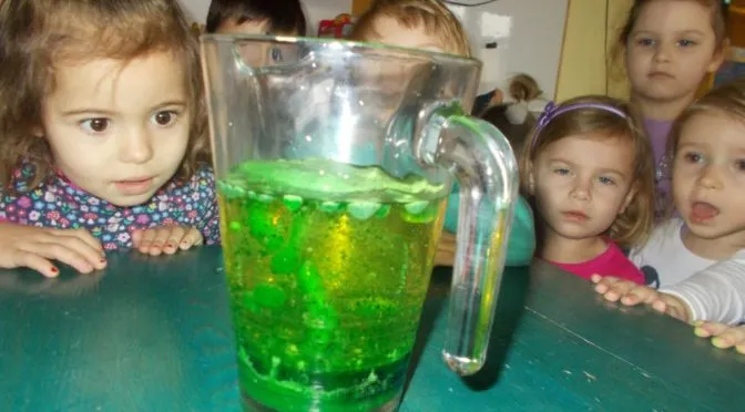 Dzieci eksperymentują z olejem i wodą