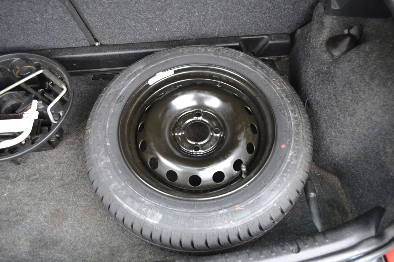 Renault Clio 4 koło zapasowe lokalizacja