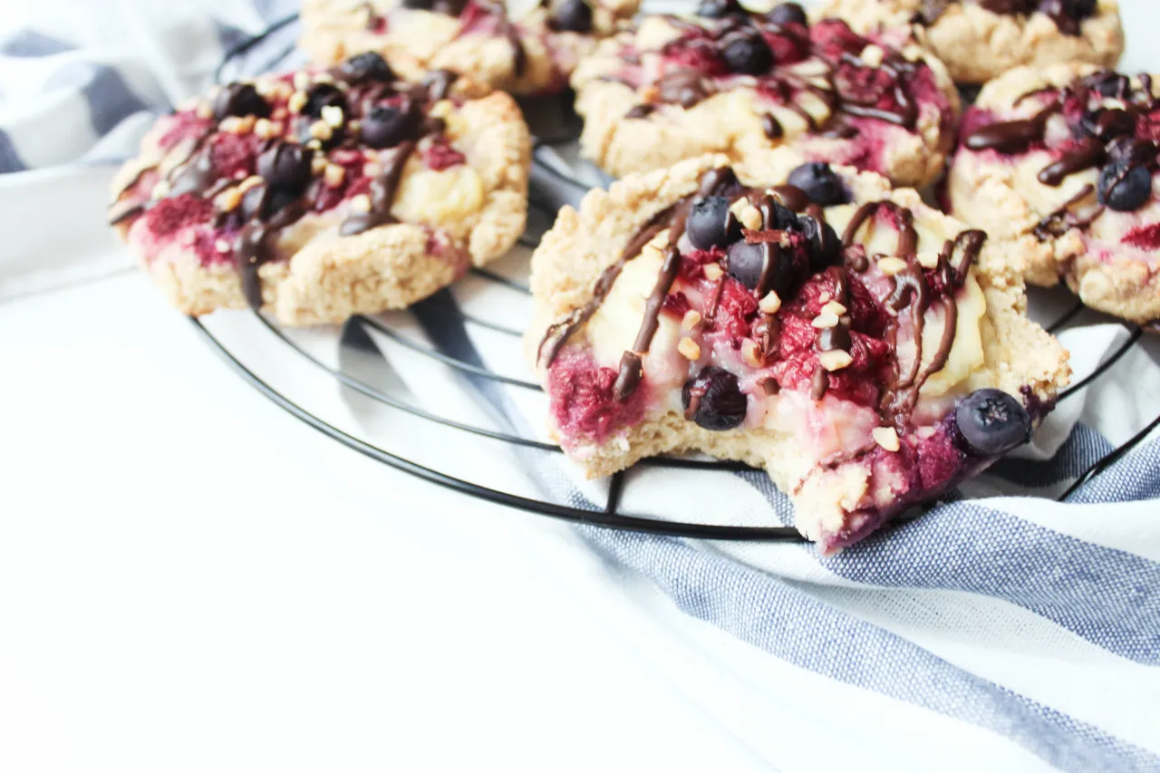 Różne rodzaje słodkiego twarogu z owocami i dodatkami