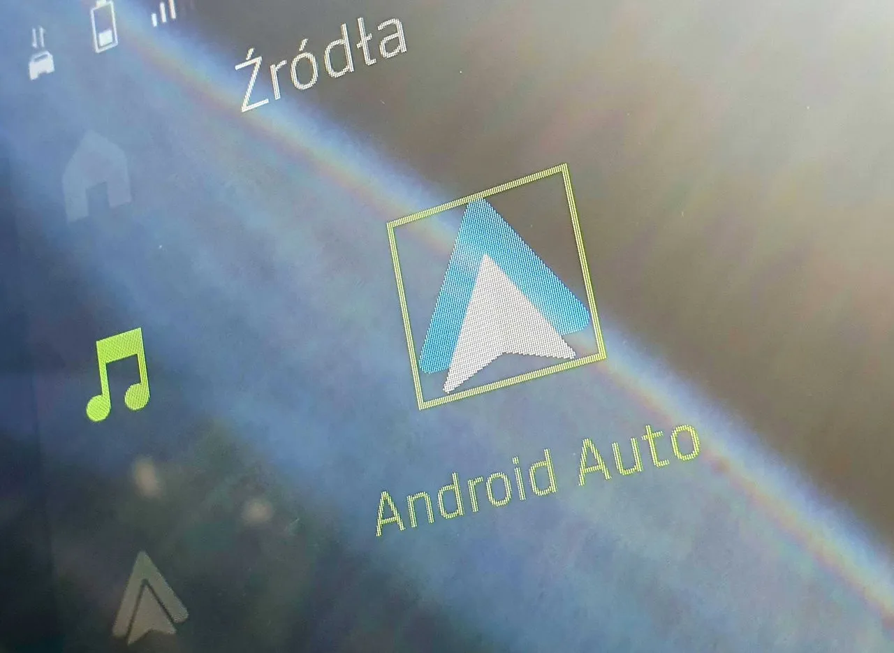 Ikona Android Auto na ekranie. Dowiedz się, jak zaktualizować Android Auto, aby korzystać z najnowszych funkcji.