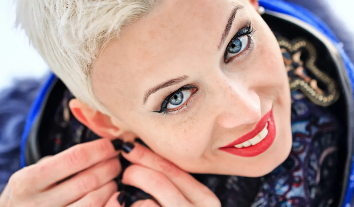 różne typy kolczyków do krótkich włosów