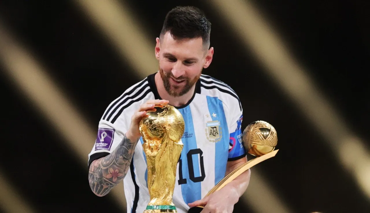 Lionel Messi podnosi Puchar Świata 2022