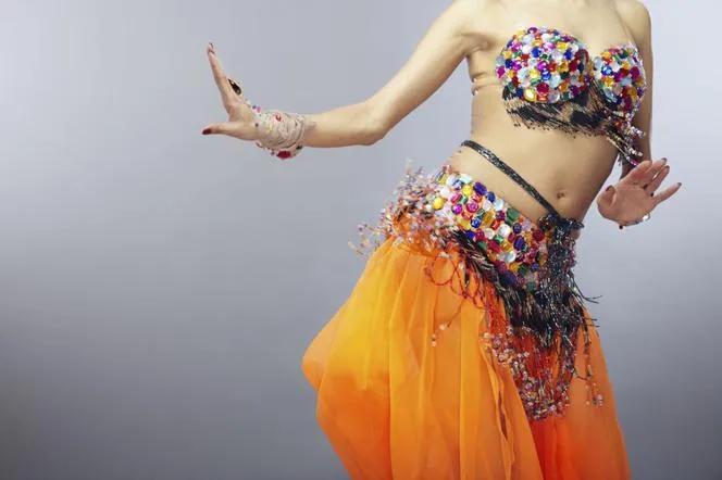 kobieta w ciąży tańczy taniec brzucha