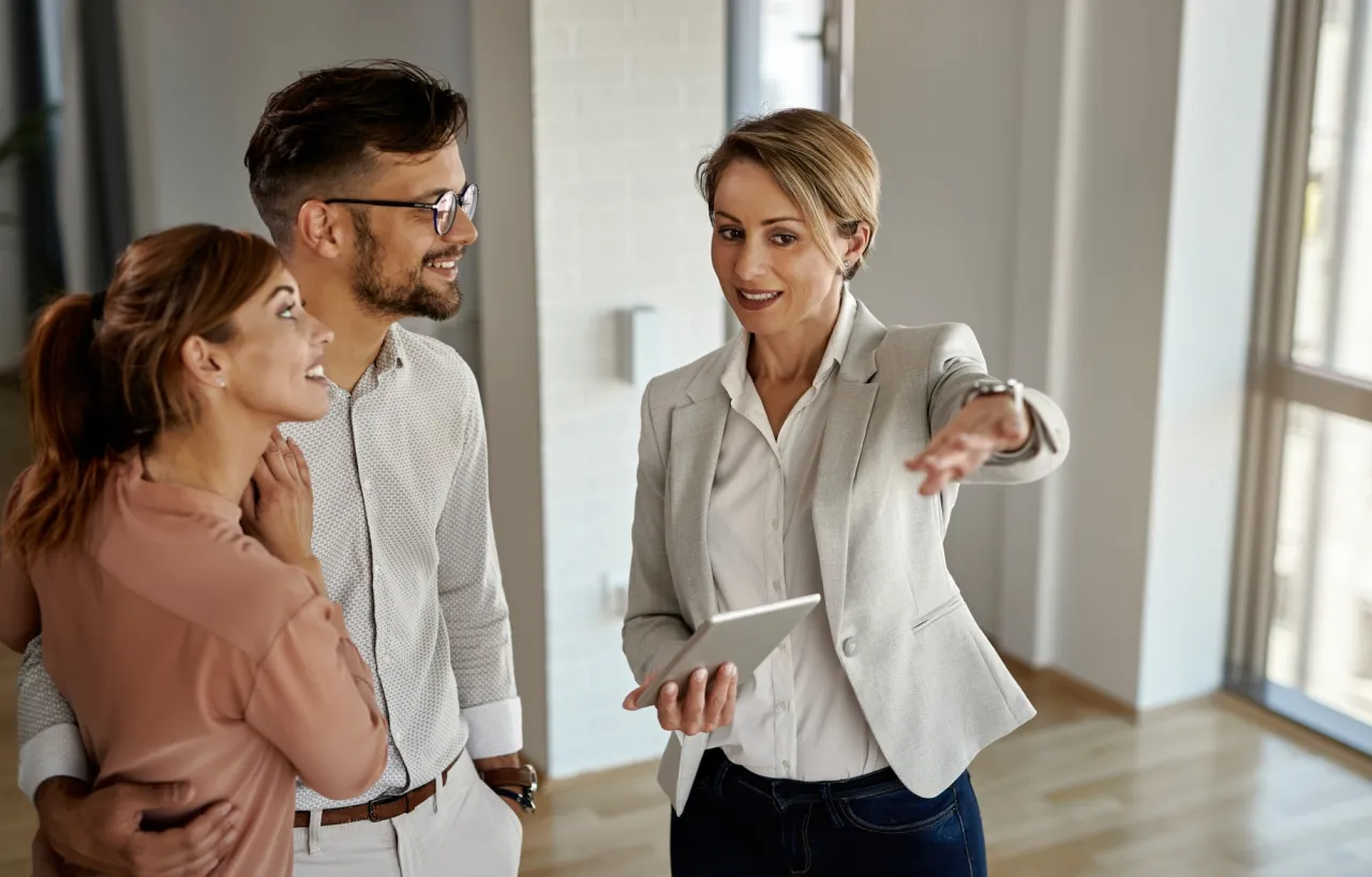 osoba zastanawia się nad umową z agentem nieruchomości