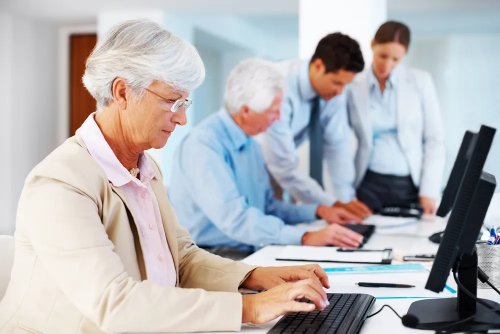 Starszy pracownik w biurze