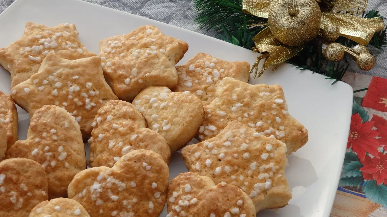 Różne rodzaje trwałych ciastek: pierniczki, cantuccini, amoniaczki