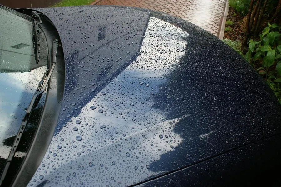 Samochód z efektem wet look po woskowaniu