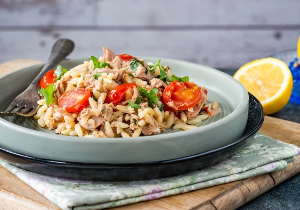 sałatka orzo z kurczakiem, sałatka orzo z tuńczykiem, sałatka orzo wegetariańska