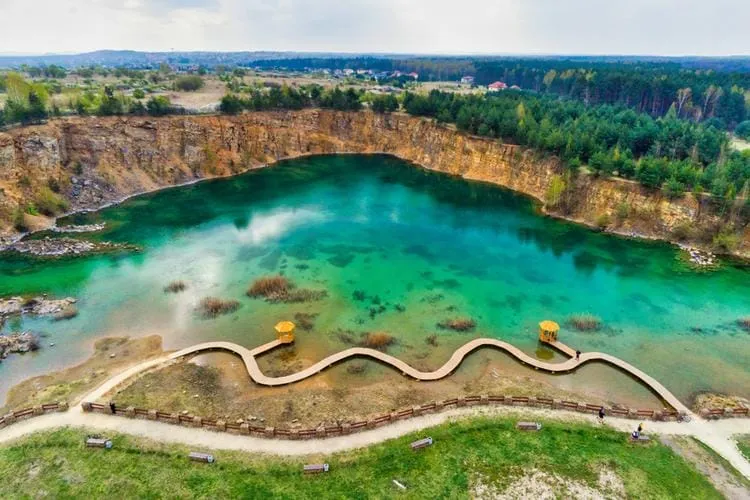 Park Gródek Jaworzno kładka drewniana lazurowa woda