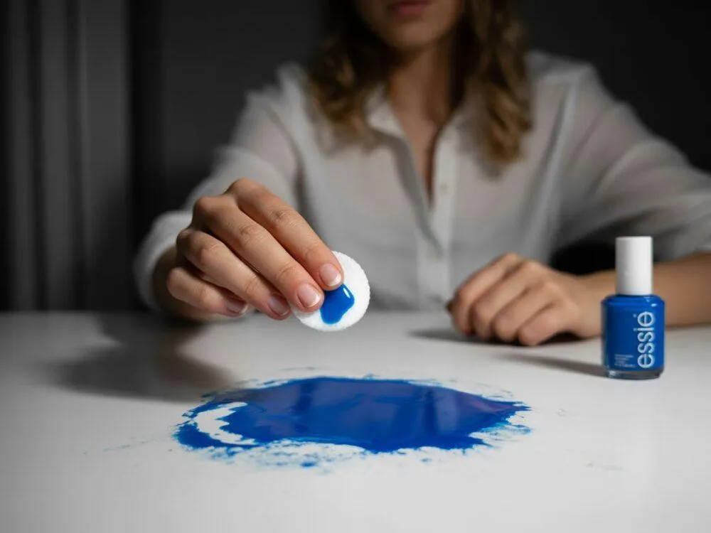 Zdjęcie Skuteczne sposoby na to, czym sprać lakier do paznokci z ubrania