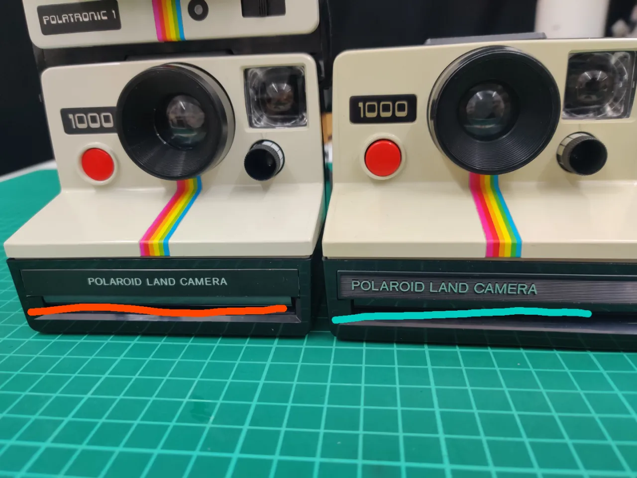 r&oacute;żne modele aparat&oacute;w Polaroid obok siebie