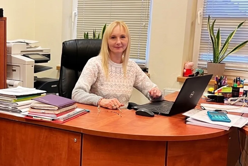 Dyrektor szkoły przy biurku