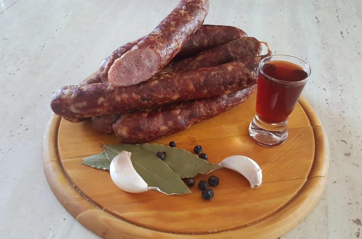 Tradycyjna polska kiełbasa ze sznurkiem, wędzona, wisząca