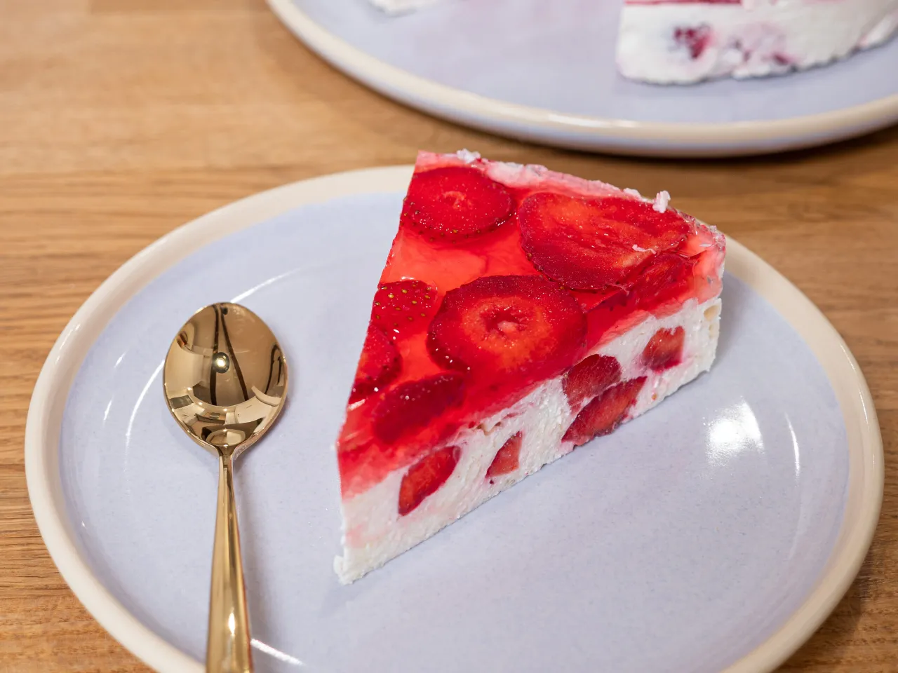 Kawałek sernika na zimno z truskawkami i galaretką. Czy sernik na zimno jest lekkostrawny? Ten wygląda na lekki i owocowy.