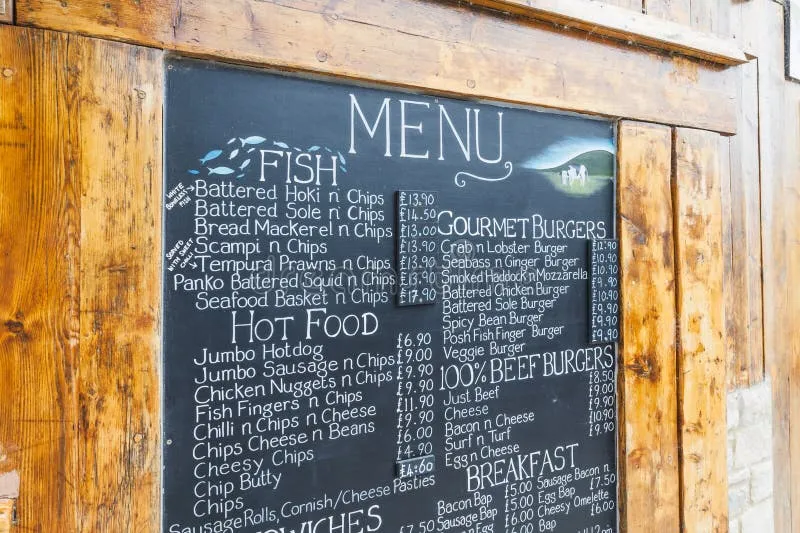 pizarra con men&uacute; del d&iacute;a escrito a mano en restaurante espa&ntilde;ol