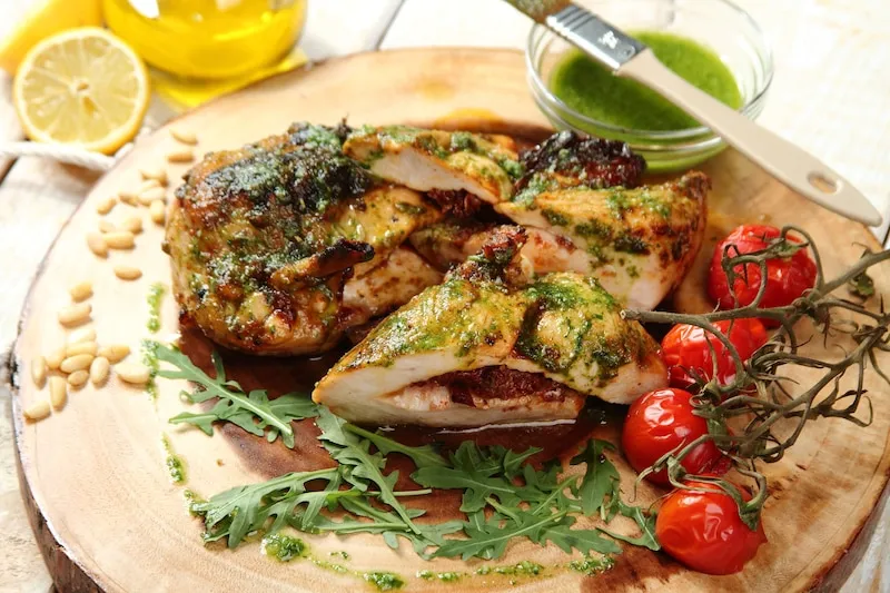 kurczak pieczony z pesto z suszonych pomidor&oacute;w