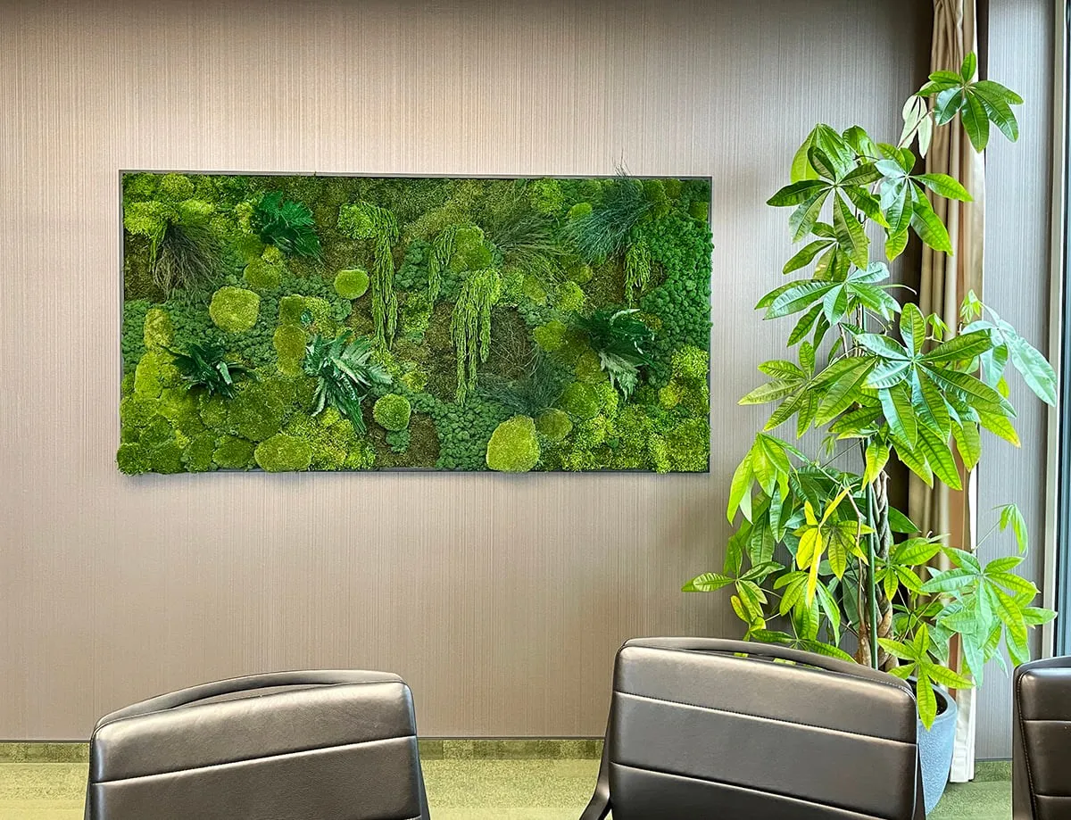 Zielona ściana z mchu w salonie