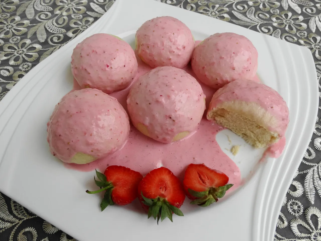 Kluski na parze z sosem owocowym