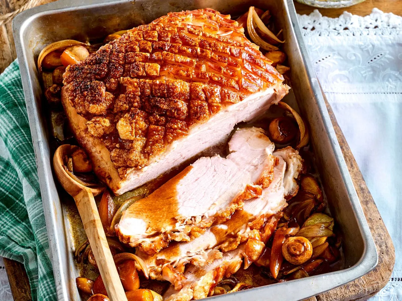 Saftiger Sonntagsbraten mit Kruste frisch aus dem Ofen