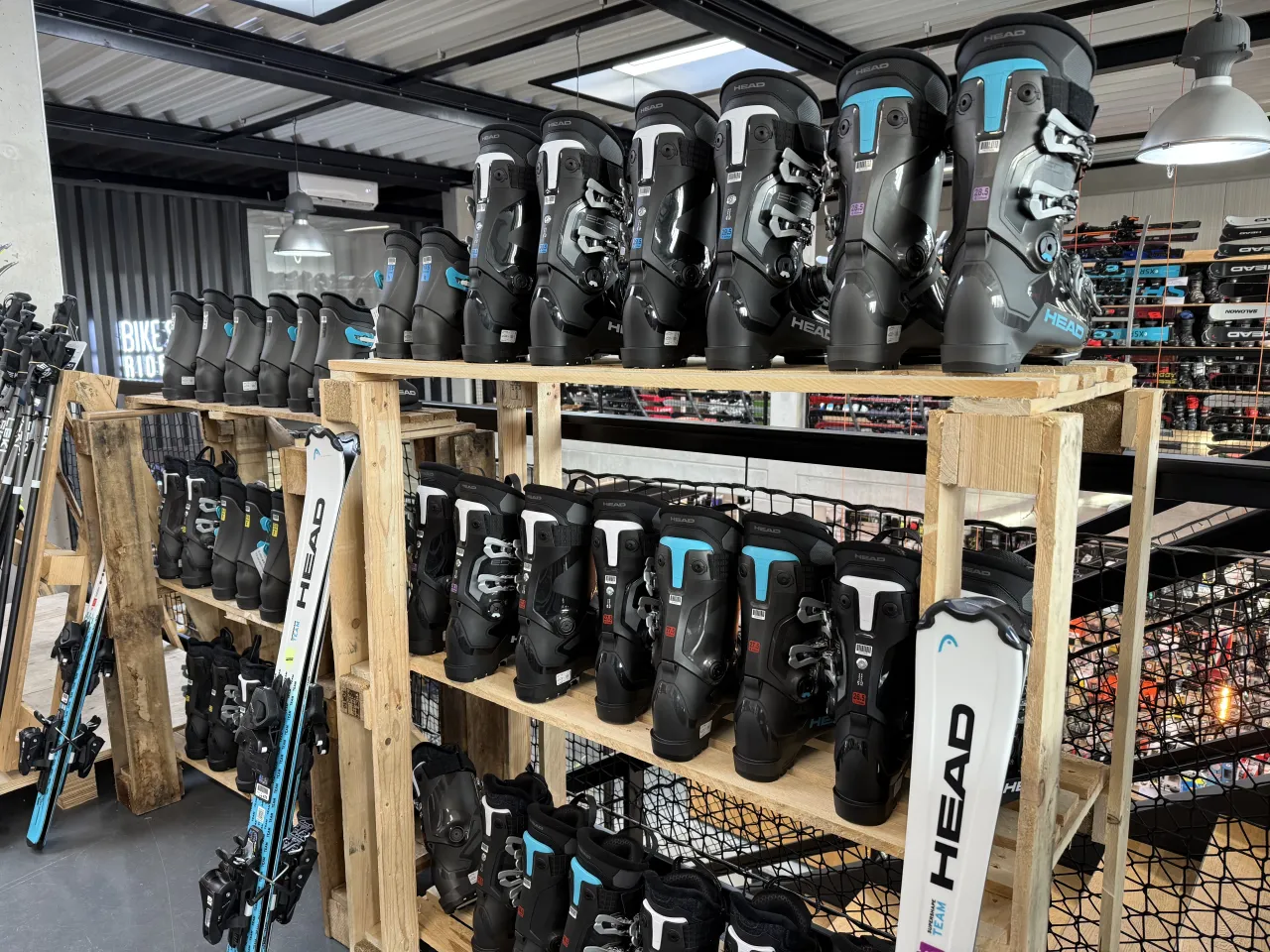 r&oacute;żne rodzaje sprzętu narciarskiego w wypożyczalni