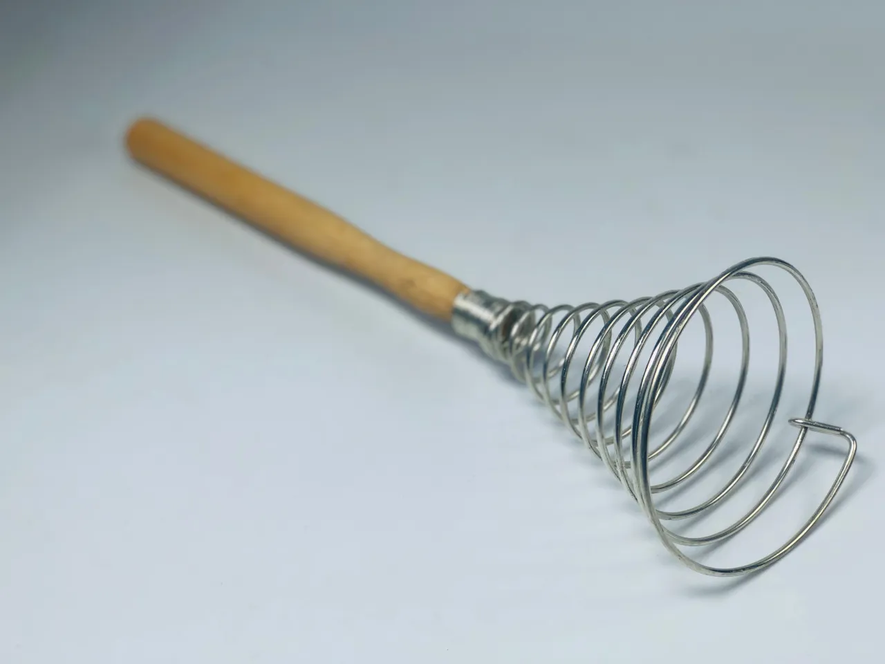 Ubijanie piany ręczną trzepaczką